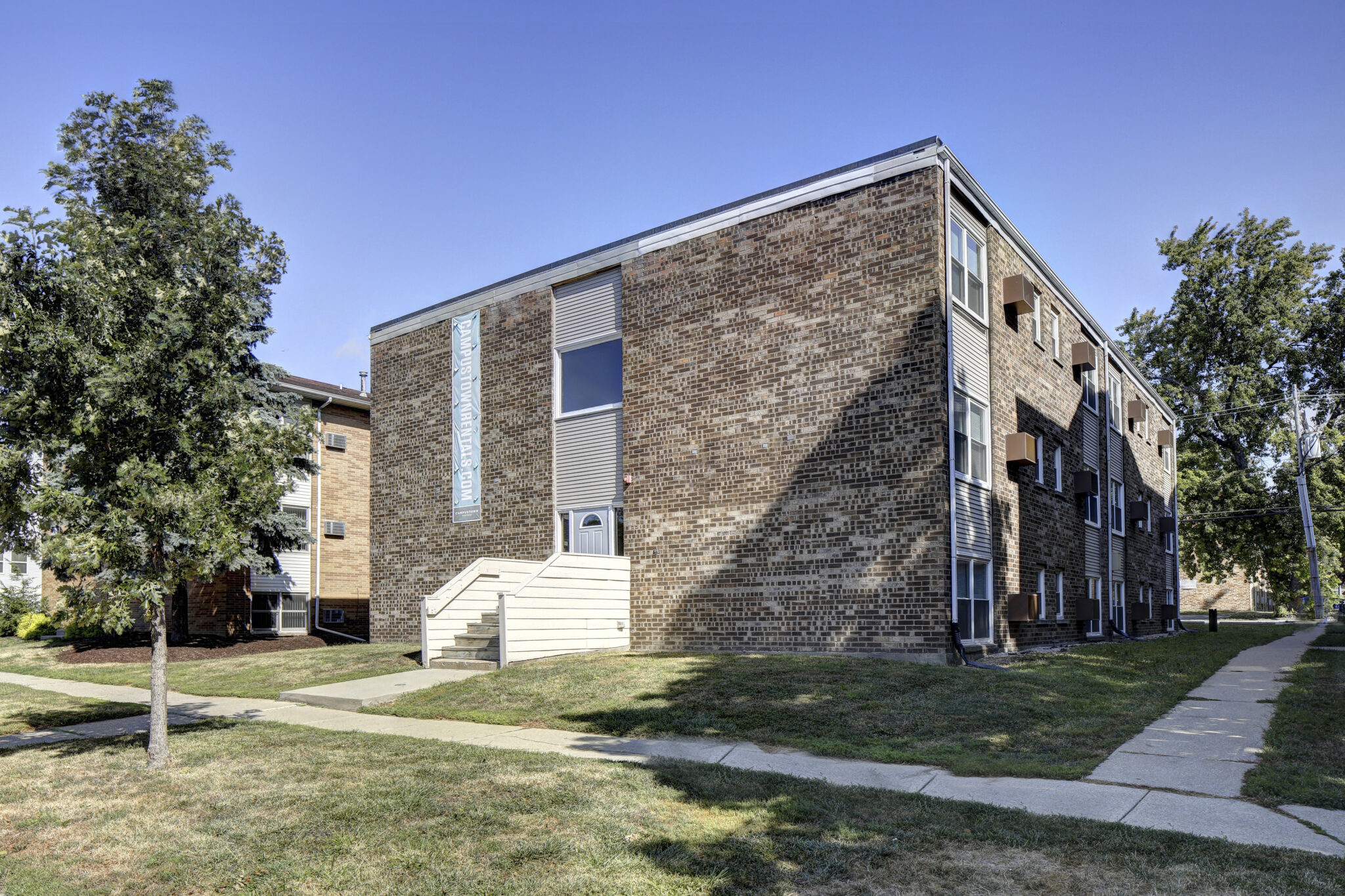 418_504 E White Exterior 1